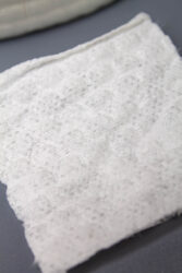 «Самые лучшие» Салфетки безворосовые в рулоне с перфорацией  1000 штук ( структура соты)