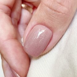 Цветная жесткая база Colloration Hard №04 — Нежный бежевый оттенок с искрящимся шиммером (20 мл)