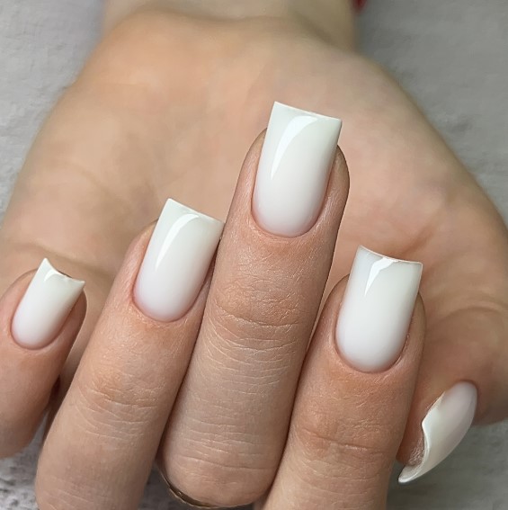 Жёсткий гель для наращивания Confiture №76 НИЗКАЯ ВЯЗКОСТЬ — Неплотный белый молочный с холодным оттенком (13 г)